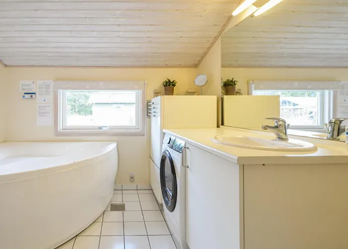 Hébergement de vacances Four-bedroom In *